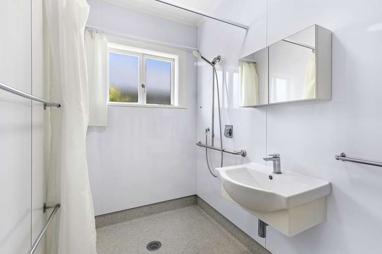 124 Apu Crescent Lyall Bay_13