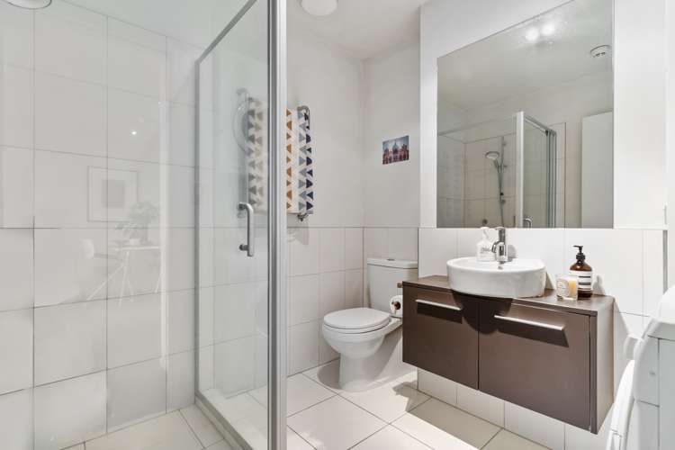 6v/435 New North Road Kingsland_5