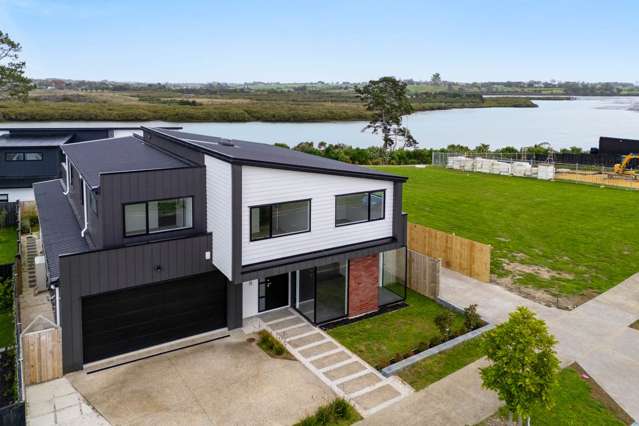 Modern Family Living in Prestigious Park Green