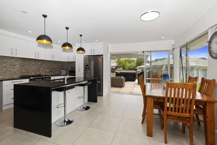 28 Tiroroa Avenue Te Atatu South_7