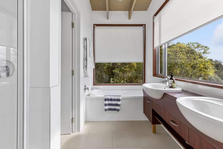 26 Whakamoenga Point Acacia Bay_19