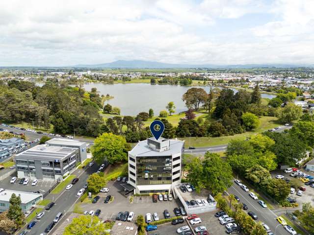 Office with stunning views over lake & 20 carparks