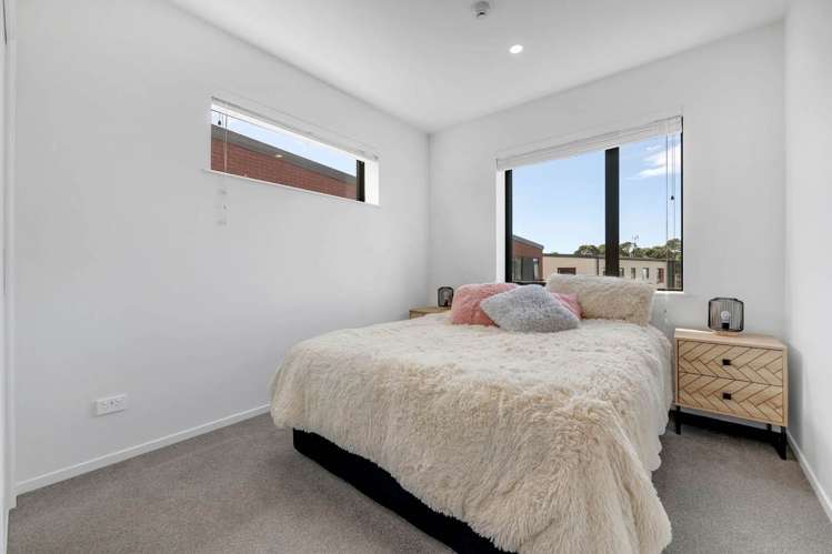 Hinaki Street Pt England_5