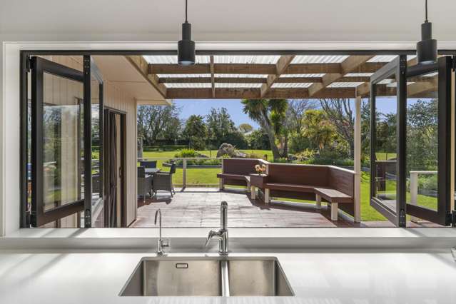 4 Bedrooms, 4 Car Garaging on 2752m2