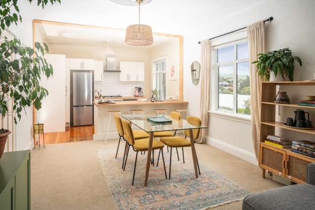 SUNNY CUL-DE-SAC DELIGHT CLOSE TO SHOPS