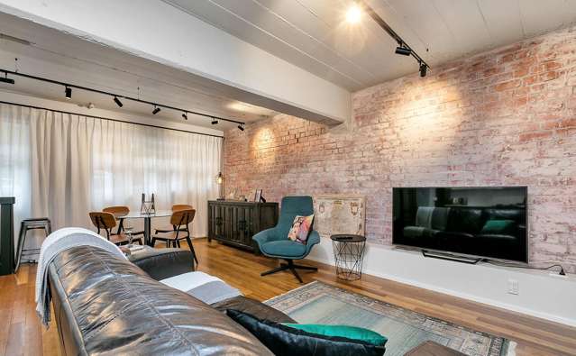 New York Vibe, Paris Charm, City Cool