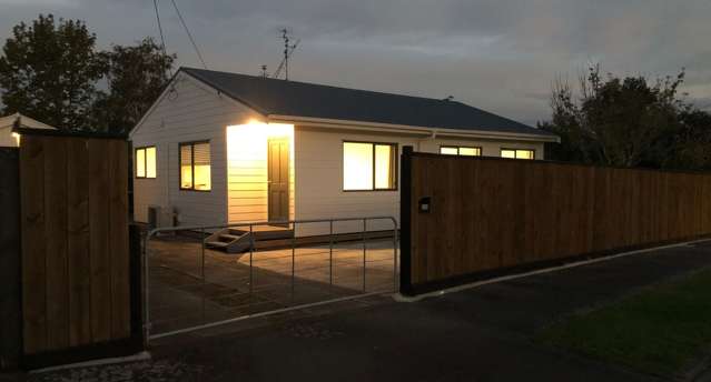 Lansdowne 3bdrm + Garage.Safe, Secure & Avail Now!