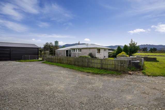 2 houses, 4 ha, expansive mountain views