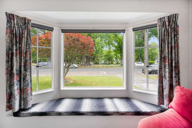 Charming Two Bedroom Home Opposite Cornwall Park