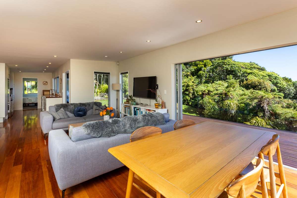 296 Piha Road_4
