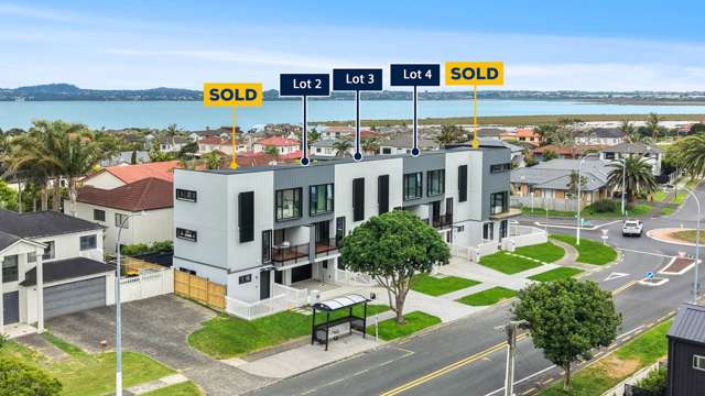 6 Star Design-Living With Coastal Views!