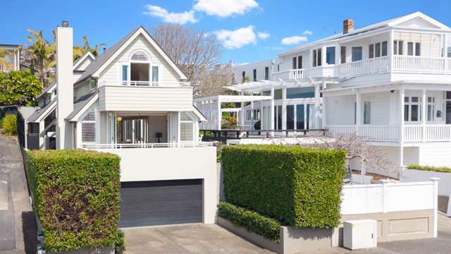 Contemporary Build With Harbour Views
