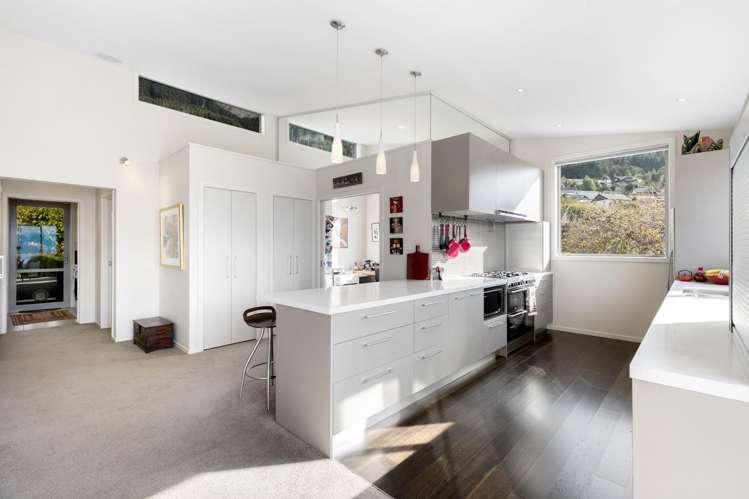 9 Matakauri Place Fernhill/Sunshine Bay_7