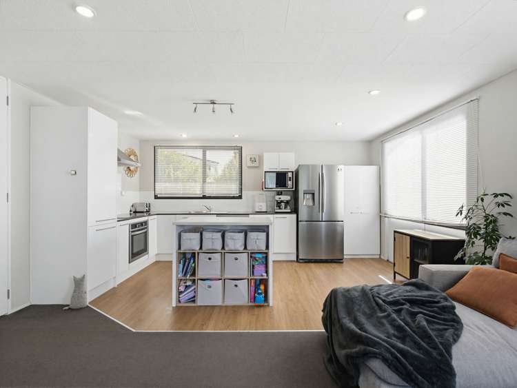 2/342C Royal Road Massey_4