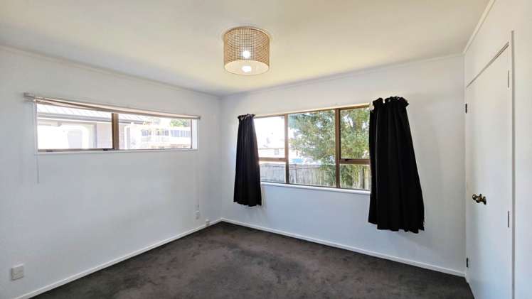 2/12 Kaipatiki Road Glenfield_5