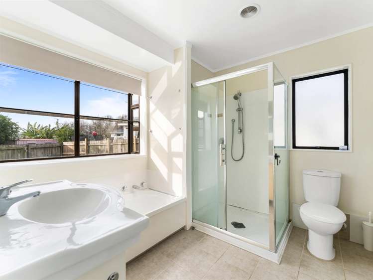 61 Charntay avenue Clover Park_11