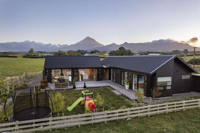 MODERN TARANAKI LIVING