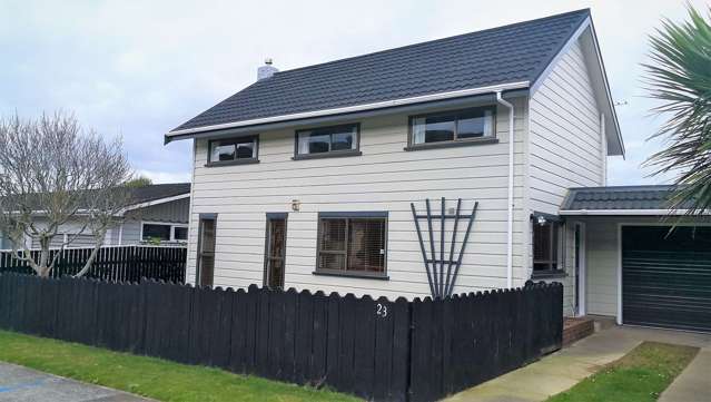 4 bedroom 2 bathroom large family home in Tawa