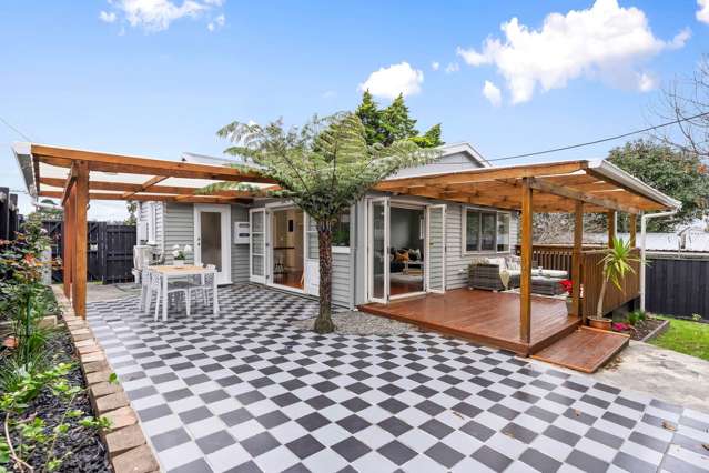 Classic Weatherboard Home near Coastal Beach Haven