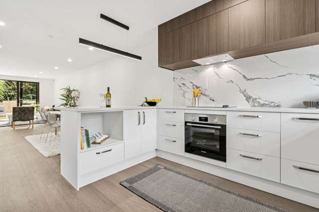 2/14 Freyberg Place Howick_3