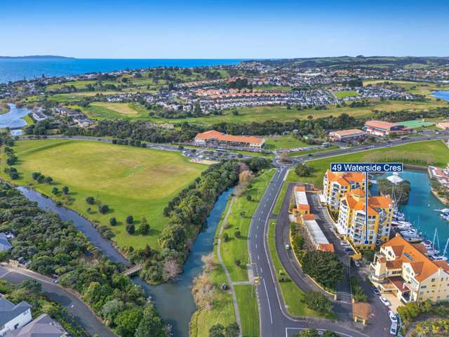 Magical Canal Living: Apartment & Marina Berth