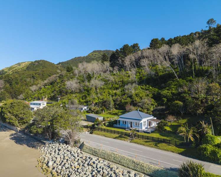 165 Beach Road Tokomaru Bay_33