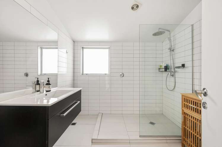 1/3 Severn Street Island Bay_11