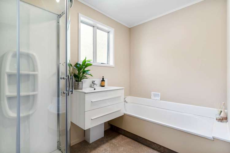 2/1 Trias Road Totara Vale_14