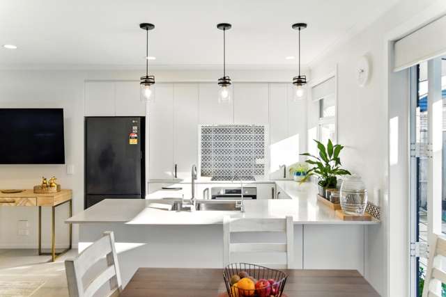 Papamoa Vibes: Modern, Sunny, Ready to Impress!