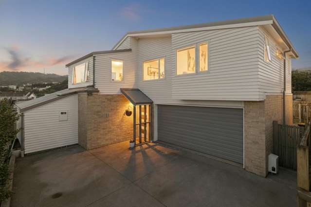 Elevated Luxury with Spectacular Harbour Views!