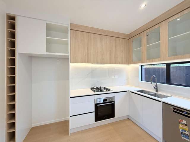 Elegant Family Living in the Quiet Prime Location