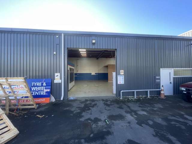 229 sqm Road Front Workshop/Warehouse + 6 Car Parks!