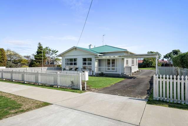 Spacious home and sheds galore!