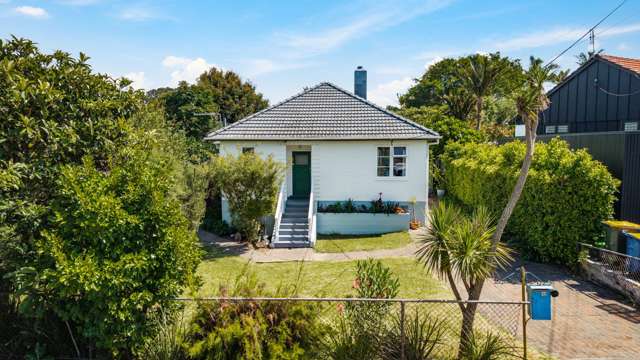 Charming 1940s brick bungalow – private and sunny