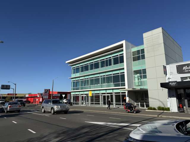 Warm, Sunny Retail/Office on High Street.