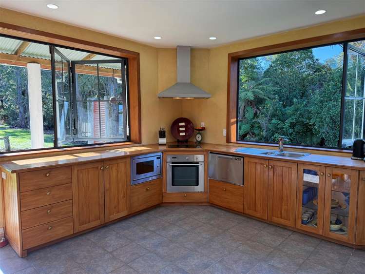 171 Coulson Road Paroa_9