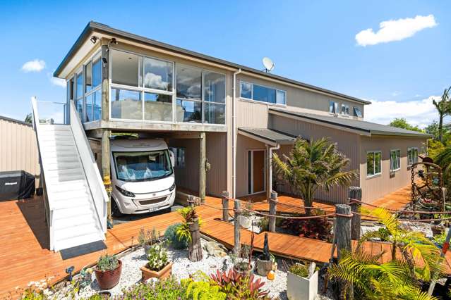 5-Bedrooms, Garaging and Stunning Rural Vistas