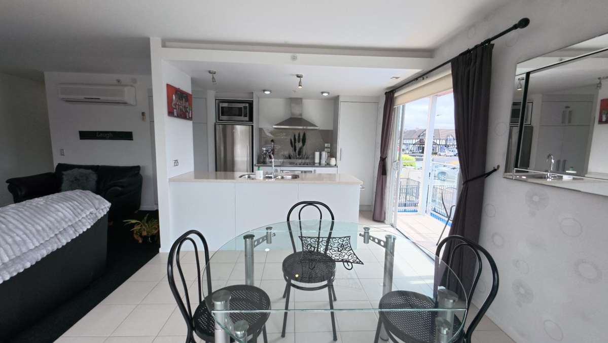 Fully Furnished - High Quality Apartment - Right in Town 4