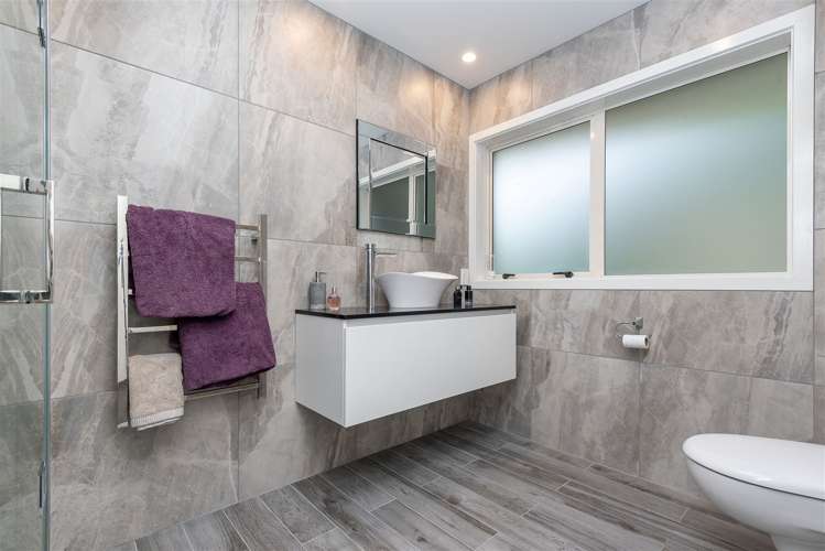 7 Paisley Street Mellons Bay_11