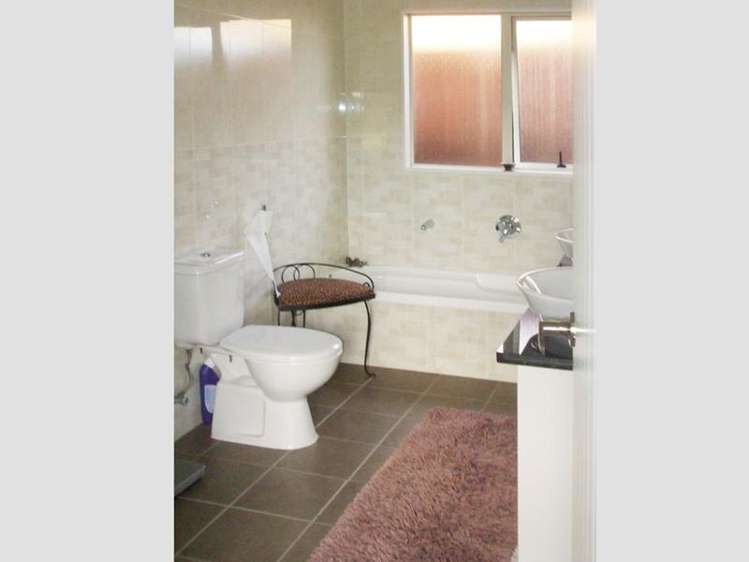 40 Salford Crescent Flat Bush_6