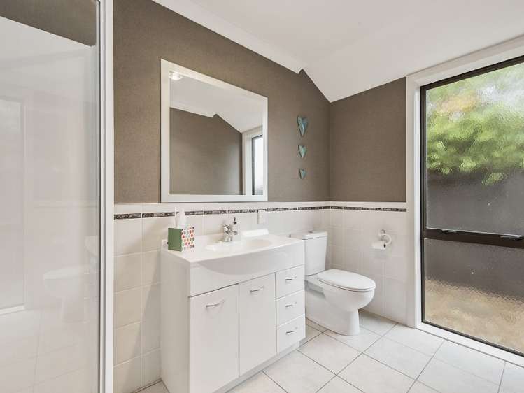 7 Compton Grove Huntington_12