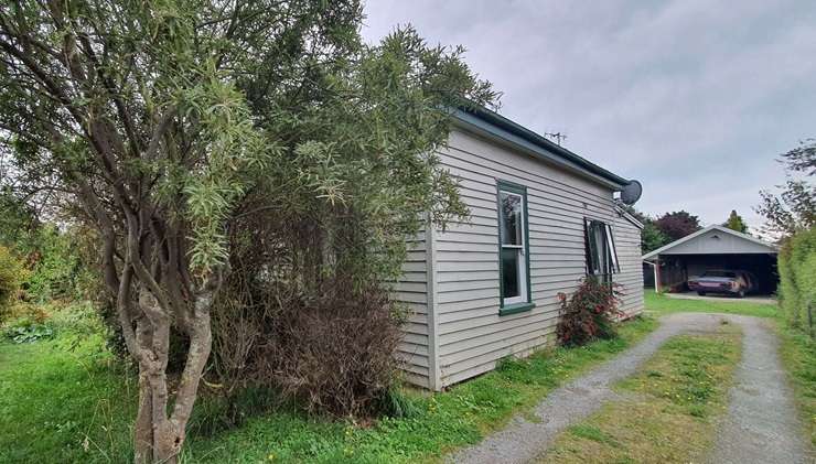 A comfy two-bedroom home at 41 Rangatira Drive, in Mangakino, Taupō, is looking for offers over $290,000. Photo / Supplied