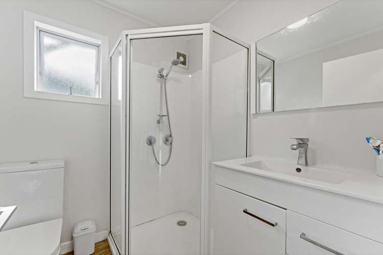 2/247 Wairau Road Totara Vale_7