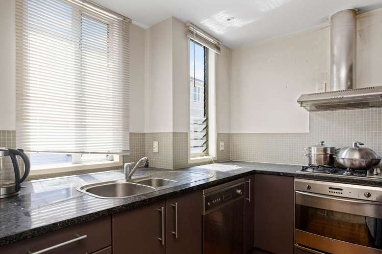 6v Carlton Gore Road Grafton_3