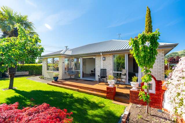Standalone with garden charm