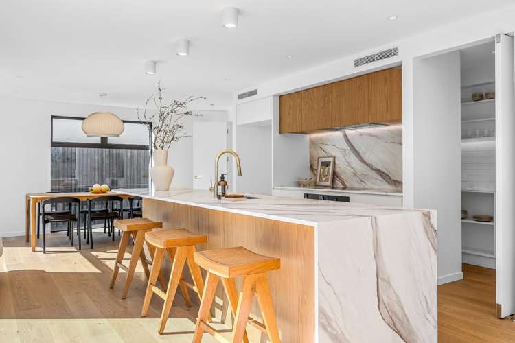 2/17 Hewitts Road Merivale_1