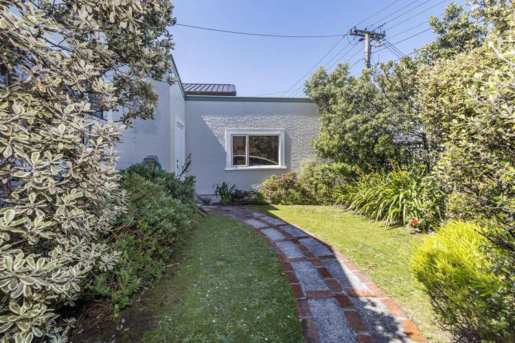 98 Apu Crescent Lyall Bay_16