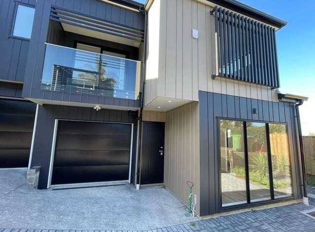 Near NEW Stylish townhouse in St Heliers