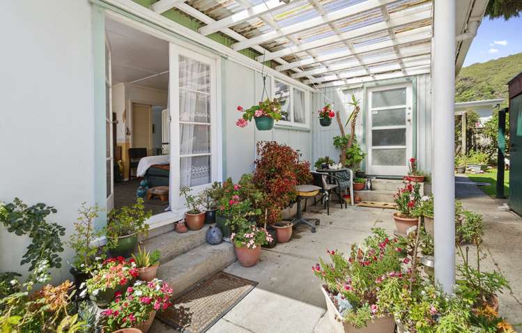 2 Burke Grove Naenae_15