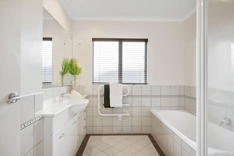 8 Dalcross Drive Flat Bush_8